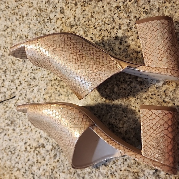 AdrienneVittadini 8M 3" gold snakeskin women's shoe gorgeous - Picture 6 of 7